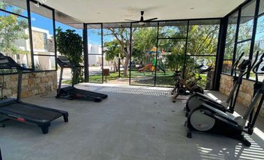 Casa equipada en venta dentro de residencial privado con alberca y amenidades