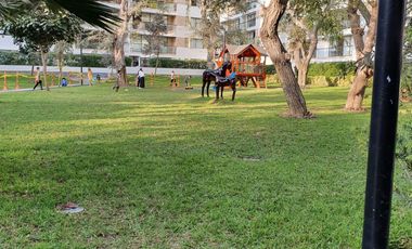 SE ALQUILA ESPECTACULAR FLAT AMOBLADO O SEMIAMOBLADO EN PRIMER PISO DE 3 DORMITORIOS MAS SERVICIOS. CERCA A UPC , EMBAJADA EE.UU. AV.