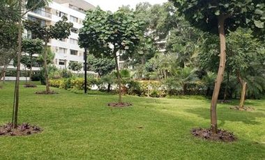 SE ALQUILA ESPECTACULAR FLAT AMOBLADO O SEMIAMOBLADO EN PRIMER PISO DE 3 DORMITORIOS MAS SERVICIOS. CERCA A UPC , EMBAJADA EE.UU. AV.