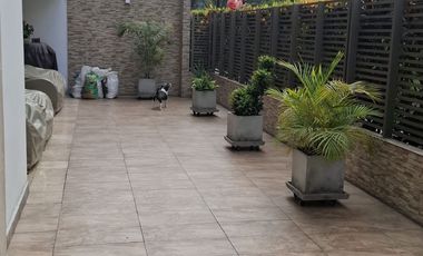 SE ALQUILA ESPECTACULAR FLAT AMOBLADO O SEMIAMOBLADO EN PRIMER PISO DE 3 DORMITORIOS MAS SERVICIOS. CERCA A UPC , EMBAJADA EE.UU. AV.