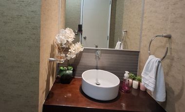 SE ALQUILA ESPECTACULAR FLAT AMOBLADO O SEMIAMOBLADO EN PRIMER PISO DE 3 DORMITORIOS MAS SERVICIOS. CERCA A UPC , EMBAJADA EE.UU. AV.