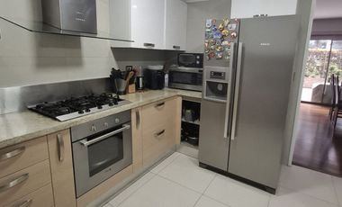 SE ALQUILA ESPECTACULAR FLAT AMOBLADO O SEMIAMOBLADO EN PRIMER PISO DE 3 DORMITORIOS MAS SERVICIOS. CERCA A UPC , EMBAJADA EE.UU. AV.