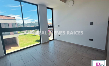 ¡Se vende hermosa casa medianera en unidad cerrada!