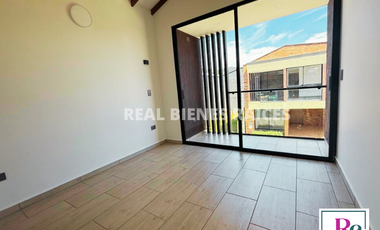 ¡Se vende hermosa casa medianera en unidad cerrada!