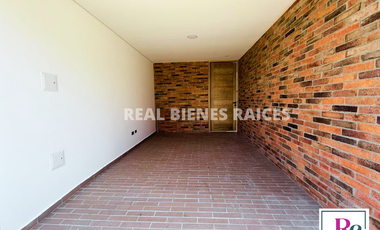 ¡Se vende hermosa casa medianera en unidad cerrada!