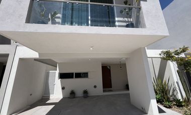 Casa de 2 niveles con 3 Recámaras con Jardín de 40 m2