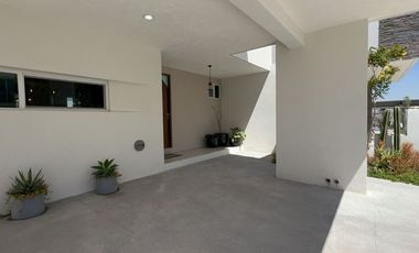 Casa de 2 niveles con 3 Recámaras con Jardín de 40 m2