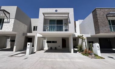Casa de 2 niveles con 3 Recámaras con Jardín de 40 m2