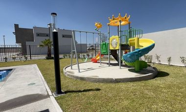 Casa de 2 niveles con 3 Recámaras con Jardín de 40 m2