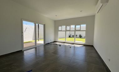 Casa de 2 niveles con 3 Recámaras con Jardín de 40 m2