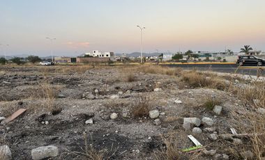 Terreno con doble frente de Paseo Querétaro y Bernardo Quintana
