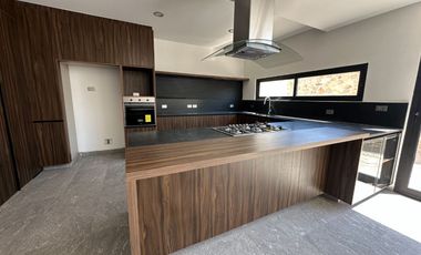 Estrena casa con excelentes espacios y acabados en Lomas del Campanario Norte