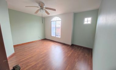 CASA EN VENTA EN COLINAS DE CALIFORNIA TIJUANA, PRIVADA CON PORTÓN