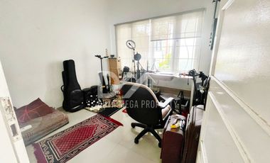 Di Jual Cepat Rumah tanah luas, Lokasi Strategis Bebas banjir, Sangat terawat SIAP HUNI dalam Cluster Graha Raya - Tangerang Selatan