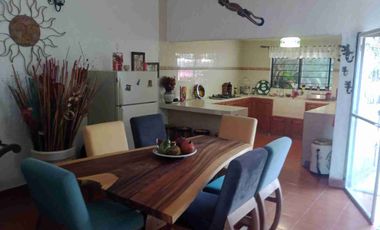 Tlayacapan, Morelos, vendo bonita, cómoda y bien ubicada casa sola, de un solo nivel, buen estilo acorde a la zona, con todos los servicios y escriturada.