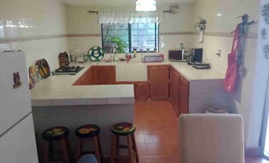 Tlayacapan, Morelos, vendo bonita, cómoda y bien ubicada casa sola, de un solo nivel, buen estilo acorde a la zona, con todos los servicios y escriturada.