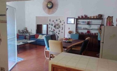 Tlayacapan, Morelos, vendo bonita, cómoda y bien ubicada casa sola, de un solo nivel, buen estilo acorde a la zona, con todos los servicios y escriturada.