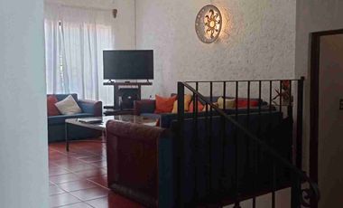 Tlayacapan, Morelos, vendo bonita, cómoda y bien ubicada casa sola, de un solo nivel, buen estilo acorde a la zona, con todos los servicios y escriturada.