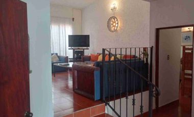 Tlayacapan, Morelos, vendo bonita, cómoda y bien ubicada casa sola, de un solo nivel, buen estilo acorde a la zona, con todos los servicios y escriturada.