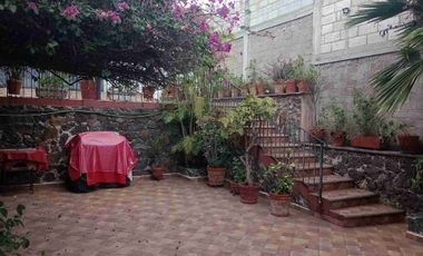 Tlayacapan, Morelos, vendo bonita, cómoda y bien ubicada casa sola, de un solo nivel, buen estilo acorde a la zona, con todos los servicios y escriturada.