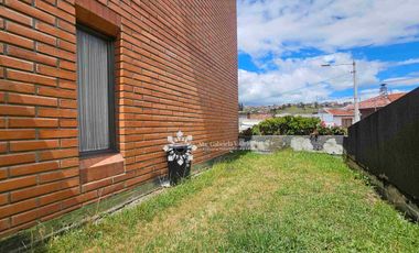 EN VENTA - INCREÍBLE DEPARTAMENTO DE 2 HABITACIONES CON BALCÓN Y JARDÍN.