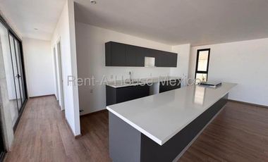Penthouse con cuarto de servicio y 3 recámaras, Altos de Juriquilla. RENTA