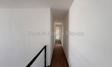Penthouse con cuarto de servicio y 3 recámaras, Altos de Juriquilla. RENTA