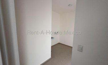 Penthouse con cuarto de servicio y 3 recámaras, Altos de Juriquilla. RENTA