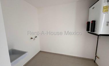 Penthouse con cuarto de servicio y 3 recámaras, Altos de Juriquilla. RENTA