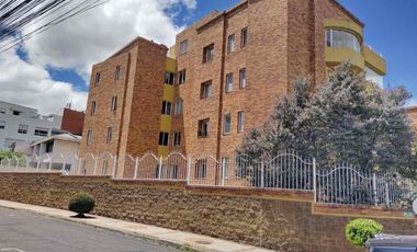 Arriendo departamento 4 dormitorios cada uno con baño, Quito Tenis