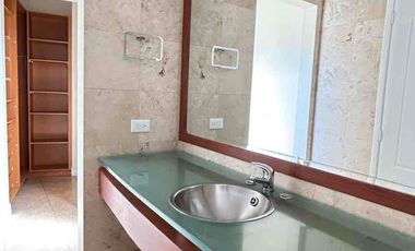 Arriendo departamento 4 dormitorios cada uno con baño, Quito Tenis