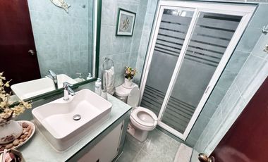 Casa Familiar en Calle Cerrada – ¡Privacidad y Conectividad!