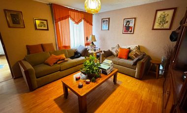 Casa Familiar en Calle Cerrada – ¡Privacidad y Conectividad!