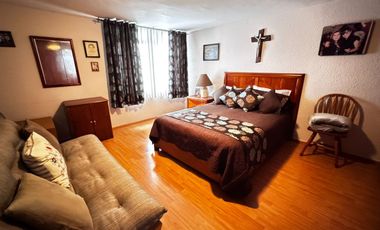 Casa Familiar en Calle Cerrada – ¡Privacidad y Conectividad!