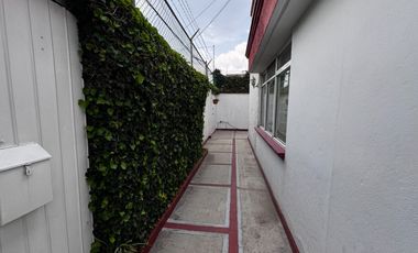 Casa Familiar en Calle Cerrada – ¡Privacidad y Conectividad!