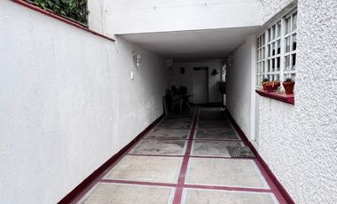 Casa Familiar en Calle Cerrada – ¡Privacidad y Conectividad!