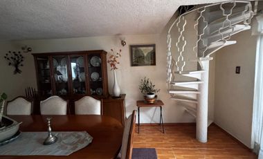 Casa Familiar en Calle Cerrada – ¡Privacidad y Conectividad!