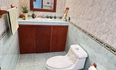 Casa Familiar en Calle Cerrada – ¡Privacidad y Conectividad!