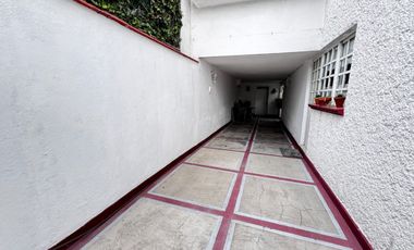 Casa Familiar en Calle Cerrada – ¡Privacidad y Conectividad!
