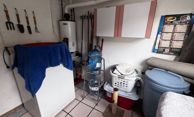 Casa Familiar en Calle Cerrada – ¡Privacidad y Conectividad!