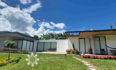 EN VENTA - CASA VACACIONAL EN YUNGUILLA, CON 4 HABITACIONES