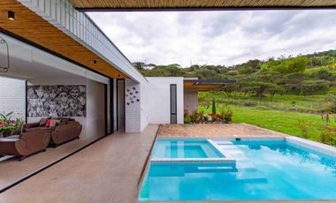 EN VENTA - CASA VACACIONAL EN YUNGUILLA, CON 4 HABITACIONES