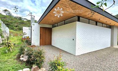 EN VENTA - CASA VACACIONAL EN YUNGUILLA, CON 4 HABITACIONES