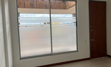 SE ARRIENDA LINDA OFICINA EN OFICHIA