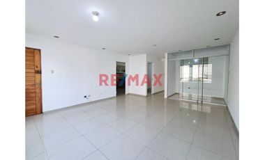 Vendo Amplio Departamento Ubicado En Mayorazgo Ate-Limite Con La Molina