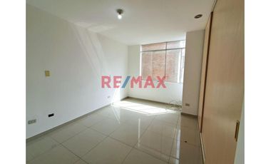 Vendo Amplio Departamento Ubicado En Mayorazgo Ate-Limite Con La Molina