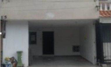 VENDO EXCELENTE CASA EN APODACA CERCA DE SAN NICOLÁS, 2 PLANTAS, 3CON BARRA DESYUNADORA, C RECÁMARAS, 2 Y MEDIO BAÑOS, COCHERA TECHAD