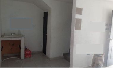 VENDO EXCELENTE CASA EN APODACA CERCA DE SAN NICOLÁS, 2 PLANTAS, 3CON BARRA DESYUNADORA, C RECÁMARAS, 2 Y MEDIO BAÑOS, COCHERA TECHAD