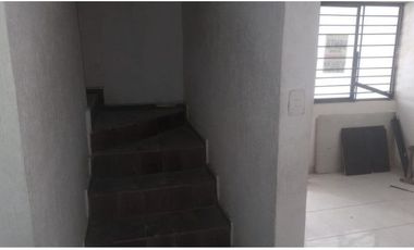 VENDO EXCELENTE CASA EN APODACA CERCA DE SAN NICOLÁS, 2 PLANTAS, 3CON BARRA DESYUNADORA, C RECÁMARAS, 2 Y MEDIO BAÑOS, COCHERA TECHAD