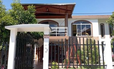Vendo 2 Casas que funcionan como  Hostal  en la Ciudad Tena